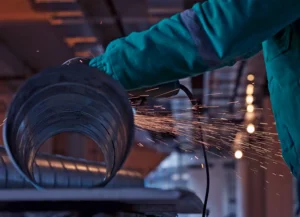 Processo de usinagem de alumínio na indústria automotiva e metalúrgica, evidenciando vantagens econômicas na fabricação com alta precisão.