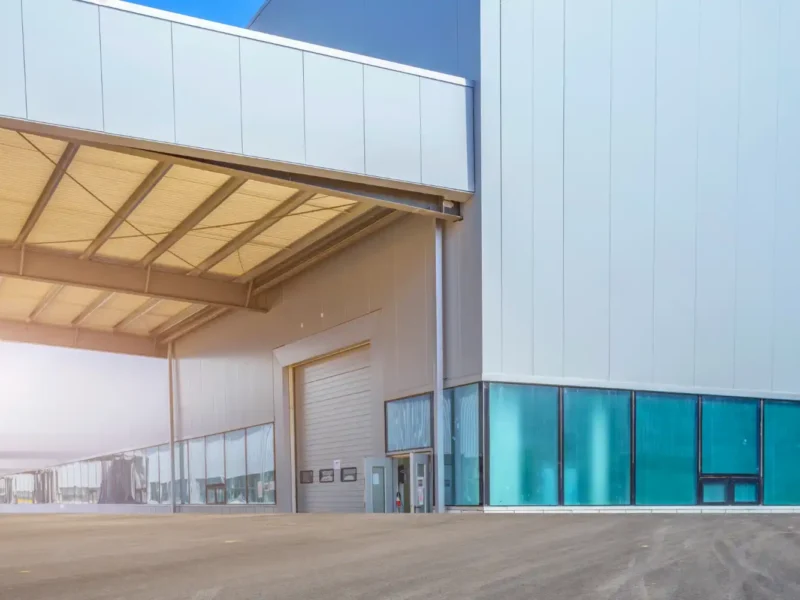 Galpão lonado como alternativa econômica para expansão industrial, mostrando estrutura moderna e funcional para operações comerciais e industriais.