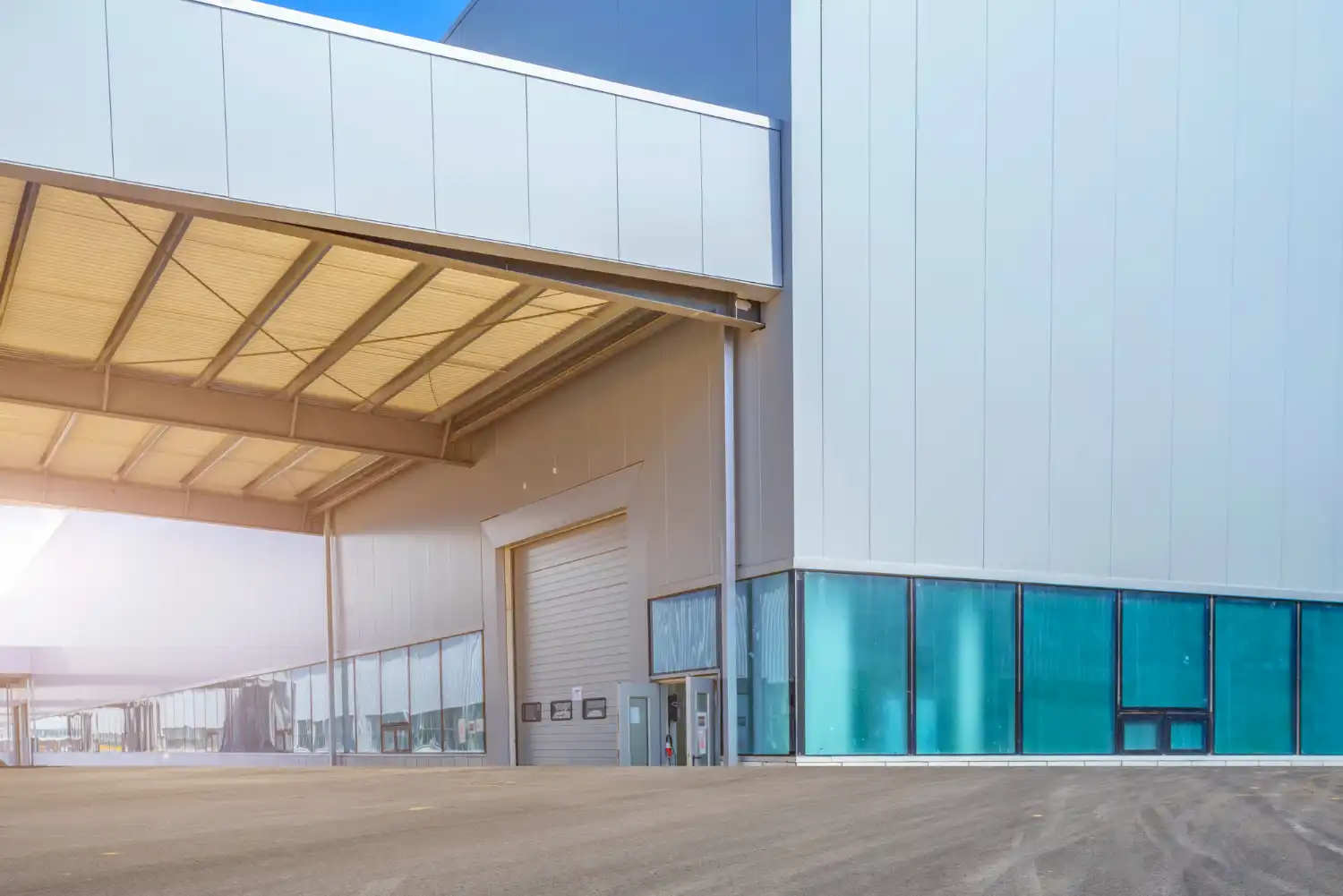 Galpão lonado como alternativa econômica para expansão industrial, mostrando estrutura moderna e funcional para operações comerciais e industriais.