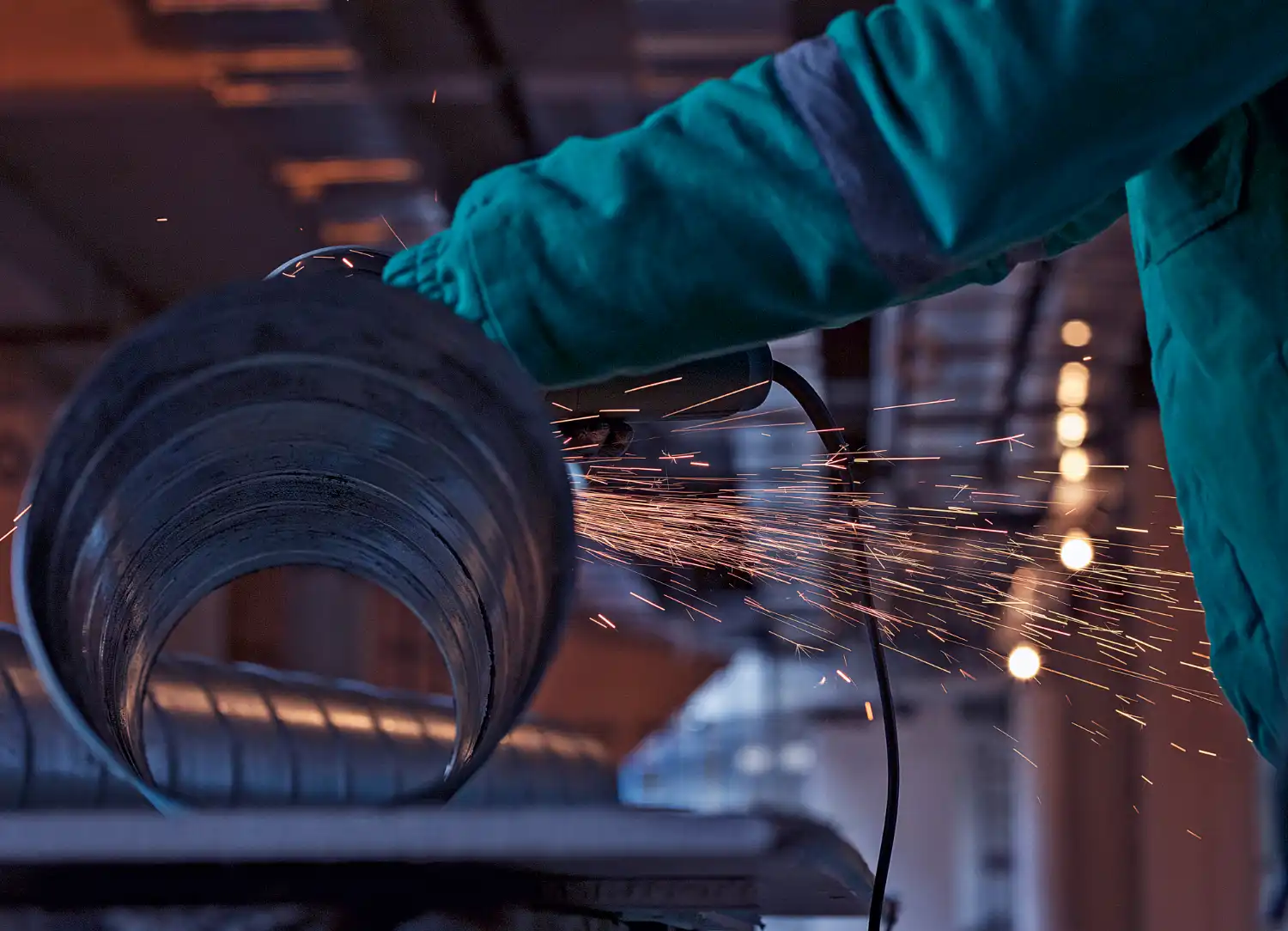 Processo de usinagem de alumínio na indústria automotiva e metalúrgica, evidenciando vantagens econômicas na fabricação com alta precisão.