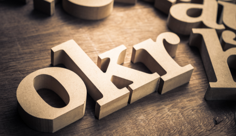 Letras de madeira formando a palavra keyword sobre superfície de madeira, representando conceito de palavras-chave.